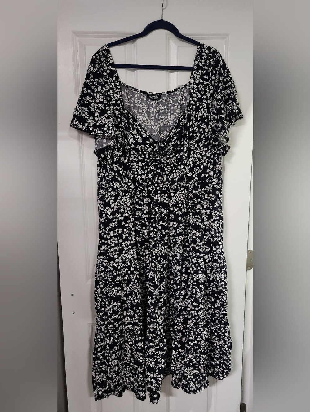 BloomChic Navy & White Floral V-Neck Dress Size 26